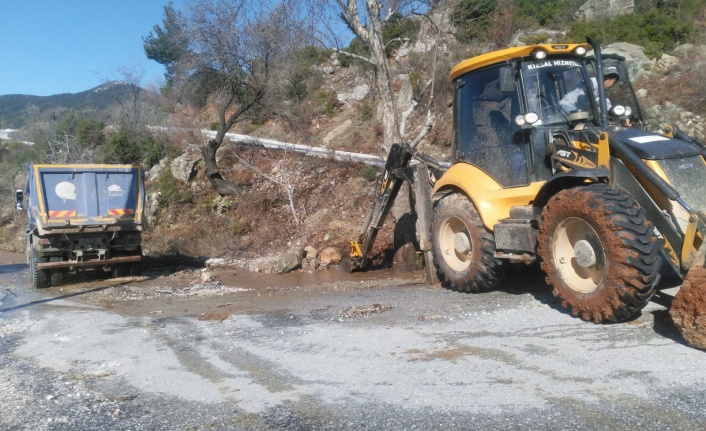 Alanya’da yağış sonrası bozulan yollara bakım ve onarım