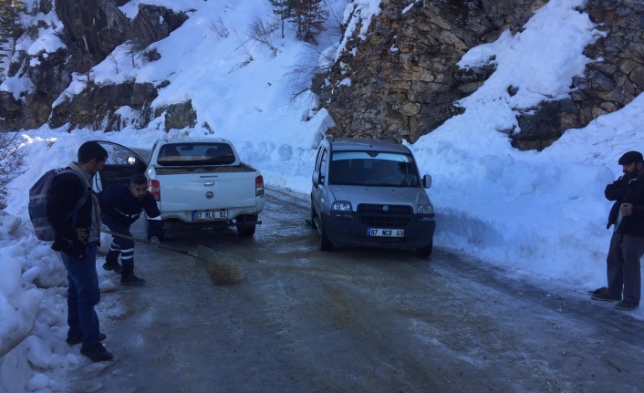 Taşatan Yolu’nda  tuzlama çalışması