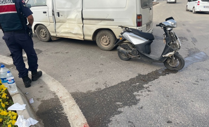 Alanya'da hafif ticari araç ile motosiklet çarpıştı: 1 yaralı