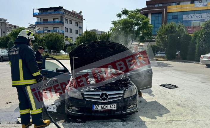 Alanya'da park halindeki otomobil alev aldı