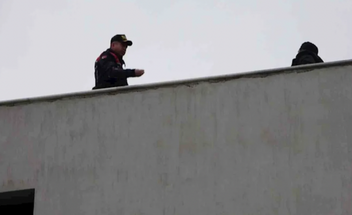 Alanya’da intihar için çıktığı çatıdan jandarma ikna edip indirdi
