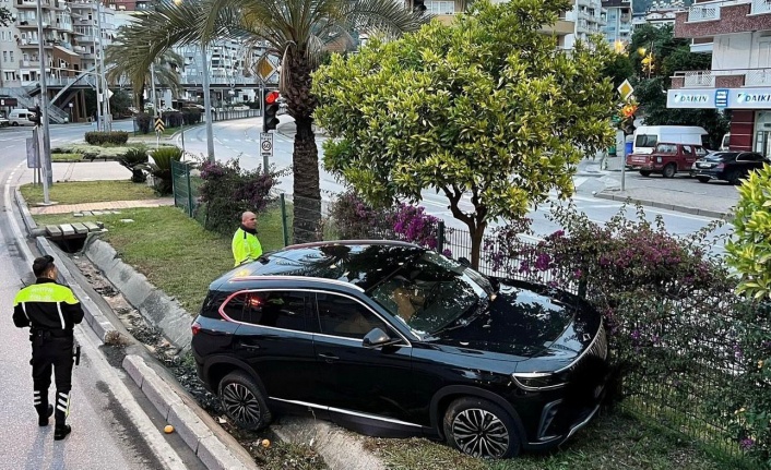 Alanya’da kontrolden çıkan araç refüje çarptı