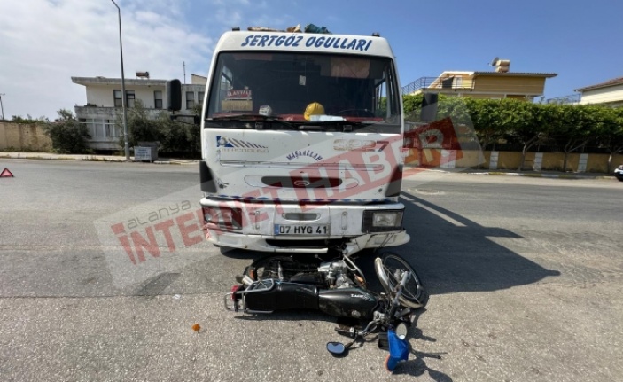 Alanya’da kamyon ile motosiklet çarpıştı: 2 yaralı