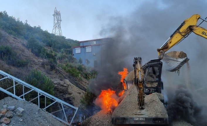 Alanya’da çıkan yangında kamyon ve iş makinesi kullanılamaz hale geldi