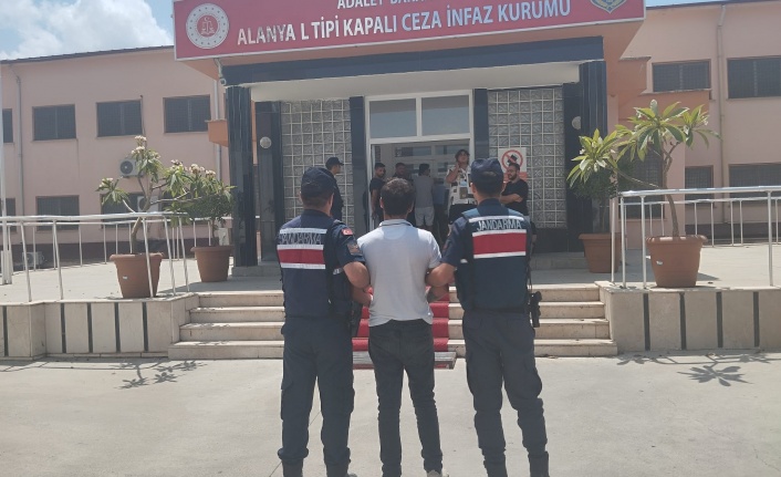 Alanya’da 25 yıl hapis cezasıyla aranırken kimlik kontrolünde yakalandı