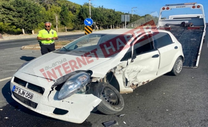 Alanya’da iki otomobil çarpıştı: 3 yaralı