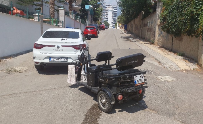 Alanya’da otomobil ile çarpışan elektrikli motosiklet sürücüsü yaralandı