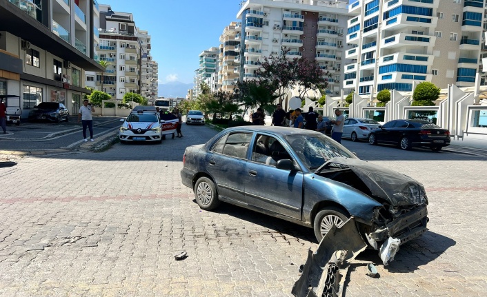 Alanya’da otomobil ile kamyonet çarpıştı: 2 yaralı