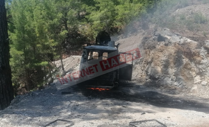 Alanya’da yanan minibüs kullanılamaz hale geldi