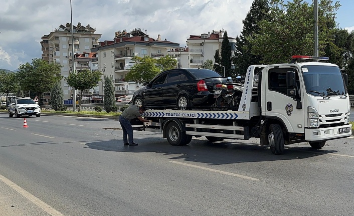 Alanya’da otomobil refüjdeki ağaça çarpıp, karşı şeride geçti