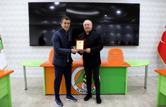 Alanyaspor’da Korkmaz’a plaketli teşekkür