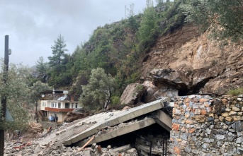 Alanya'da dağdan kopan kaya parçaları 3 katlı evi yıktı