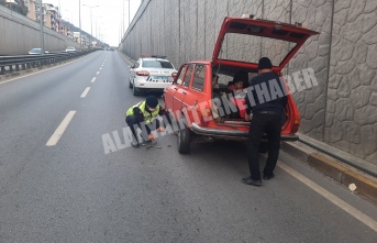 Alanya’da lastiği patlayan sürücünün imdadına jandarma yetişti