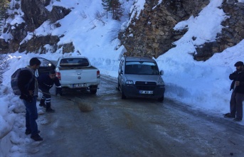 Taşatan Yolu’nda  tuzlama çalışması