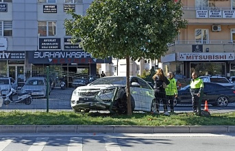 Alanya’da sürücüsü düz yolda refüje çıktı!