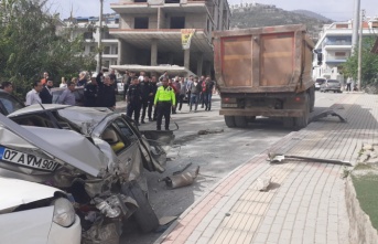 Alanya'da freni boşalan hafriyat kamyonu 8 aracı birbirine kattı