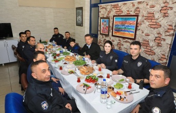 Kaymakam Ürkmezer polislerle sahur yaptı