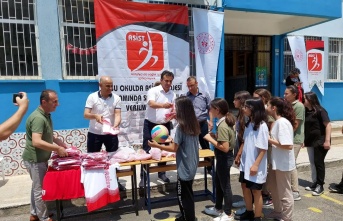 Alanya'da öğrencilere spor malzemesi verildi