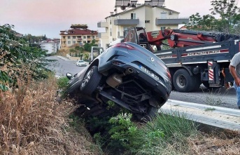 Alanya’da kontrolden çıkan otomobil çalılık alana düştü