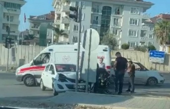 Alanya'da otomobil sinyalizasyon direğine çarptı