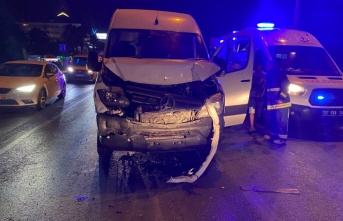 Alanya’da minibüs ile kamyonet çarpıştı: 4 yaralı