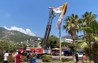 Alanya’da yamaç paraşütçüsü aydınlatma direğinde asılı kaldı