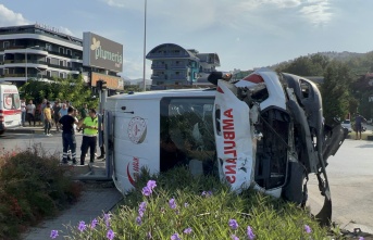 Alanya’da ambulans ile kamyonet çarpıştı: 8 yaralı