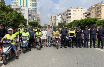 Alanya’da motosiklet sürücülerine reflektif yelek dağıtıldı