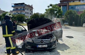 Alanya'da park halindeki otomobil alev aldı