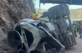 Alanya’da beton mikseri devrildi: 1 yaralı