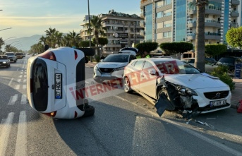 Alanya’da otomobil yan yattı!