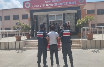 Alanya’da 25 yıl hapis cezasıyla aranırken kimlik kontrolünde yakalandı