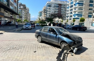 Alanya’da otomobil ile kamyonet çarpıştı: 2...