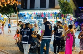 Alanya'da yayaları tehlikeye atan motosiklet...